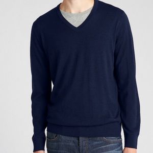 NEW Men’s GAP 100% cotton v-neck pullover!